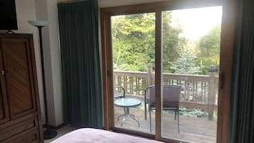 4 bedrooms, desk, iron/ironing board, travel cot