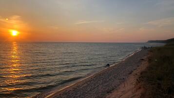 在海灘附近、躺椅、沙灘巾