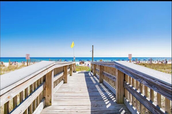 On the beach - Beautiful Beachfront 2 Bed/2 Bath Condo - Walk to Hangout and Great Rates (Gulf Shores)