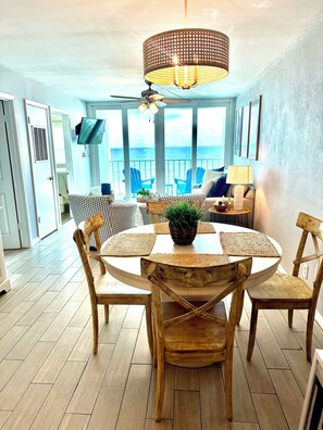 Dining - Beautiful Beachfront 2 Bed/2 Bath Condo - Walk to Hangout and Great Rates (Gulf Shores)