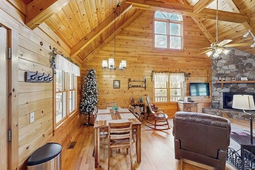 Lovely sunlit home with deck, hammock, jetted tub, foosball, & fire pit