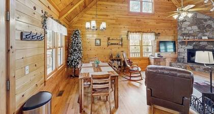Lovely sunlit home with deck, hammock, jetted tub, foosball, & fire pit