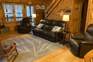 Een televisie, een open haard en tafelvoetbal