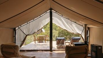 Standaard eenpersoonskamer | Donsdekens, een kluis op de kamer, een strijkplank/strijkijzer