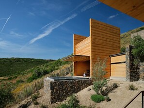 Superior kamer | Donsdekens, een kluis op de kamer, een strijkplank/strijkijzer