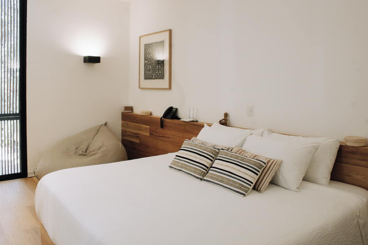 Design huis (House 34) | Donzen dekbedden, een kluis op de kamer, een strijkplank/strijkijzer