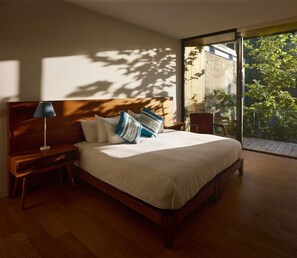 Casa de disseny (House 33) | Cobrellits, caixa forta a l'habitació i planxa i posts de planxar 