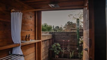 Cubrecamas y caja de seguridad en la habitación