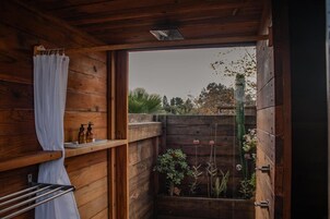 Standard Single Room | Down comforters, in-room safe, iron/ironing board, bed sheets