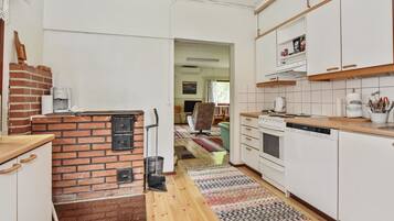 Refrigerador, microondas, lavavajillas, utensilios de cocina