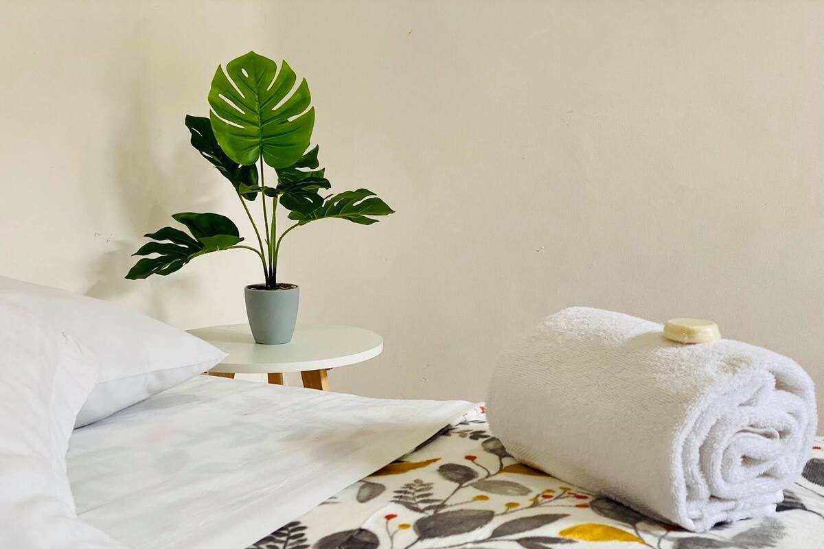 Standard Room, 1 Queen Bed | Premium bedding, WiFi (free), bed sheets