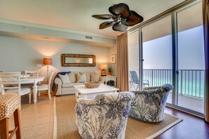 Smart TV, DVD player, books - 🌴3BA 2BR + BUNK RM. GREAT LOCATION FANTASTIC VIEWS.🌴BEACH SERVICE 2 CHAIRS, 😎🏖️ (Panama City Beach)