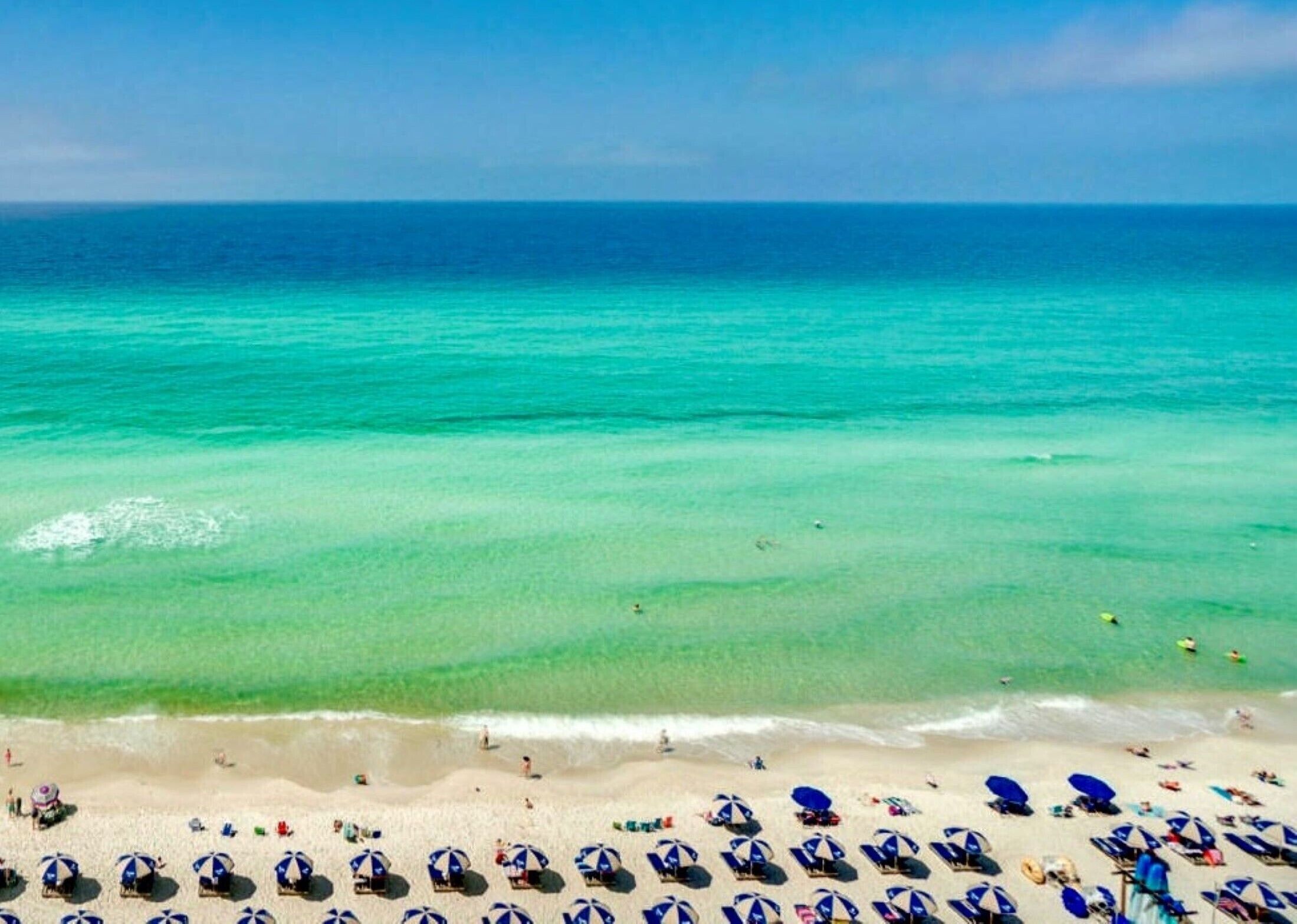 Plage, chaises longues