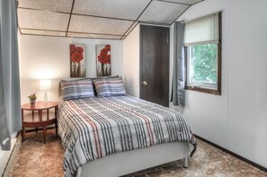 Room - Enjoy view of Big Spirit Lake in cabin w/fireplace (Spirit Lake)