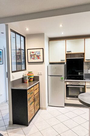 Réfrigérateur, micro-ondes, four, lave-vaisselle