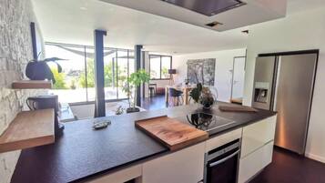 Een koelkast, een microgolfoven, een oven, een vaatwasser