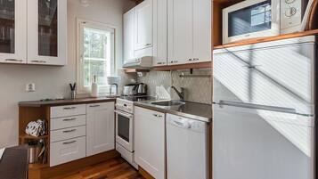 KylskÄp, mikrovÄgsugn, diskmaskin och grytor/köksredskap