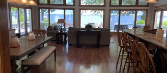 Gorgeous large home on waterfront property!!!  Boating, fishing, golf, leisure!