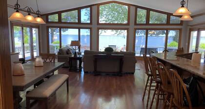 Gorgeous large home on waterfront property!!! Boating, fishing, golf, leisure!