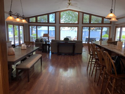 Gorgeous large home on waterfront property!!! Boating, fishing, golf, leisure!