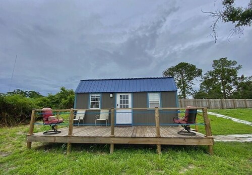 Lakefront Tiny Cottage 4 Miles to LEGOLAND.