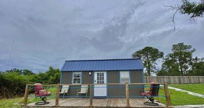 Lakefront Tiny Cottage 4 Miles to LEGOLAND.