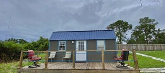 Lakefront Tiny Cottage 4 Miles to LEGOLAND.