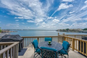 Outdoor dining - Remodeled Family Waterfront Townhome in the Heart of Horseshoe Bay (Horseshoe Bay)