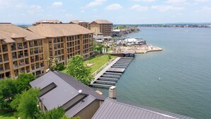 Ein Hotel direkt am Wasser mit mehreren Gebäuden, einem Steg und einem Yachthafen.
