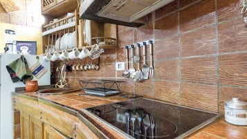 Een koelkast, een magnetron, een oven, een kookplaat