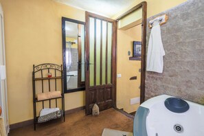 Badewanne, Haartrockner, Handtücher