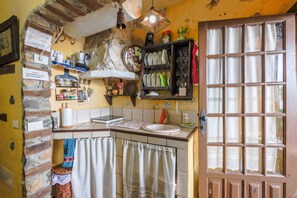 Frigorifero, microonde, piano cottura, macchina per tè/caffè