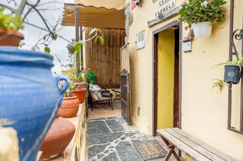 Charming Studio Apartment ‘Casa Carmelita’ with Terrace, Ocean Views & Wi-Fi