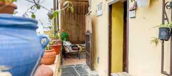 Charming Studio Apartment ‘Casa Carmelita’ with Terrace, Ocean Views & Wi-Fi