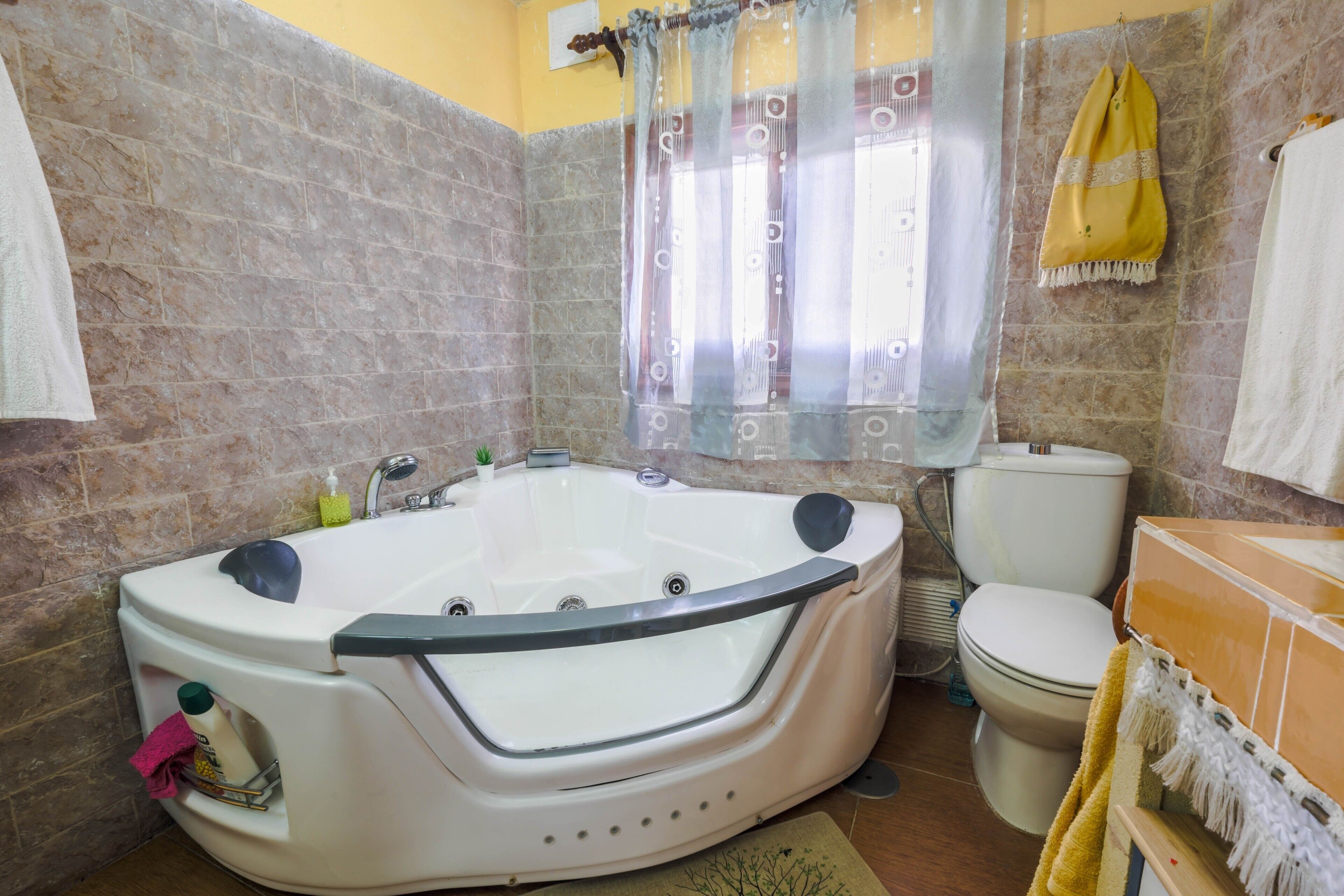 Badewanne, Haartrockner, Handtücher