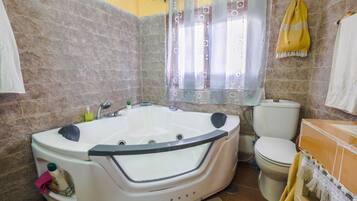 Badewanne, Haartrockner, Handtücher