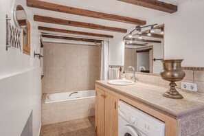 Badewanne, Haartrockner, Handtücher