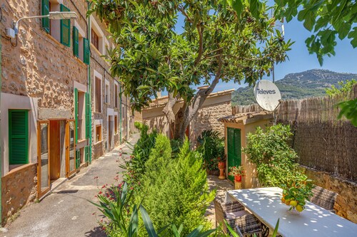Ruhiges Haus „Antonia“ mit Bergblick, Terrasse und WLAN