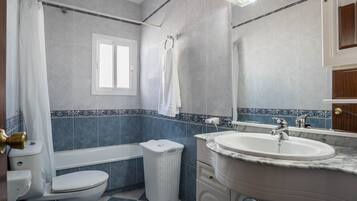 Een bad, een haardroger, handdoeken