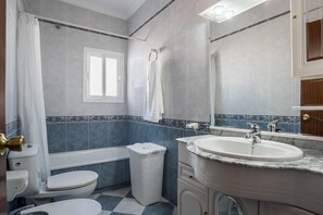 Bathtub, hair dryer, towels