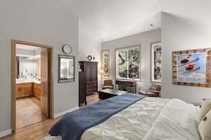 3 chambres, bureau, fer et planche à repasser, lit de bébé portatif
