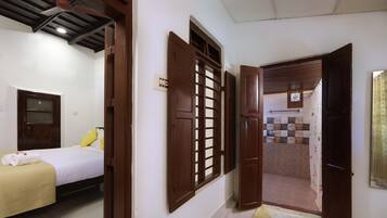 Phòng truyền thống | Nệm cao su hoạt tính (memory foam), khu vực làm việc phù hợp cho laptop