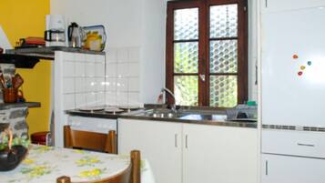 Geladeira, micro-ondas, fogão, torradeira
