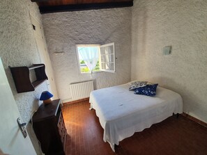 3 bedrooms - Detached house on 600 m2 of private grounds, 5-minute walk from beaches. (Linguizzetta)