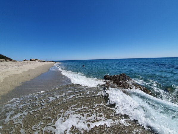 Beach - Detached house on 600 m2 of private grounds, 5-minute walk from beaches. (Linguizzetta)