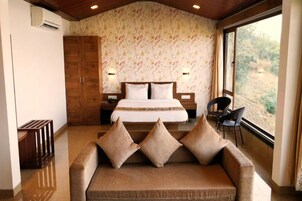 Muebles diferentes y ropa de cama