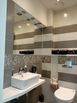 Haartrockner, Handtücher, Seife, Toilettenpapier