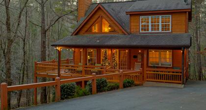 Lazy Bear Lair - Adorable bear-themed rustic retreat minutes from downtown Helen
