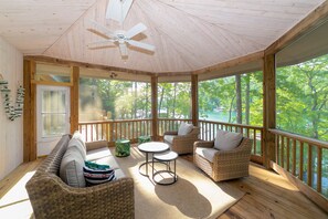 TV connectée, cheminée, livres, espaces bureaux