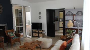 Smart-tv, een open haard en boeken